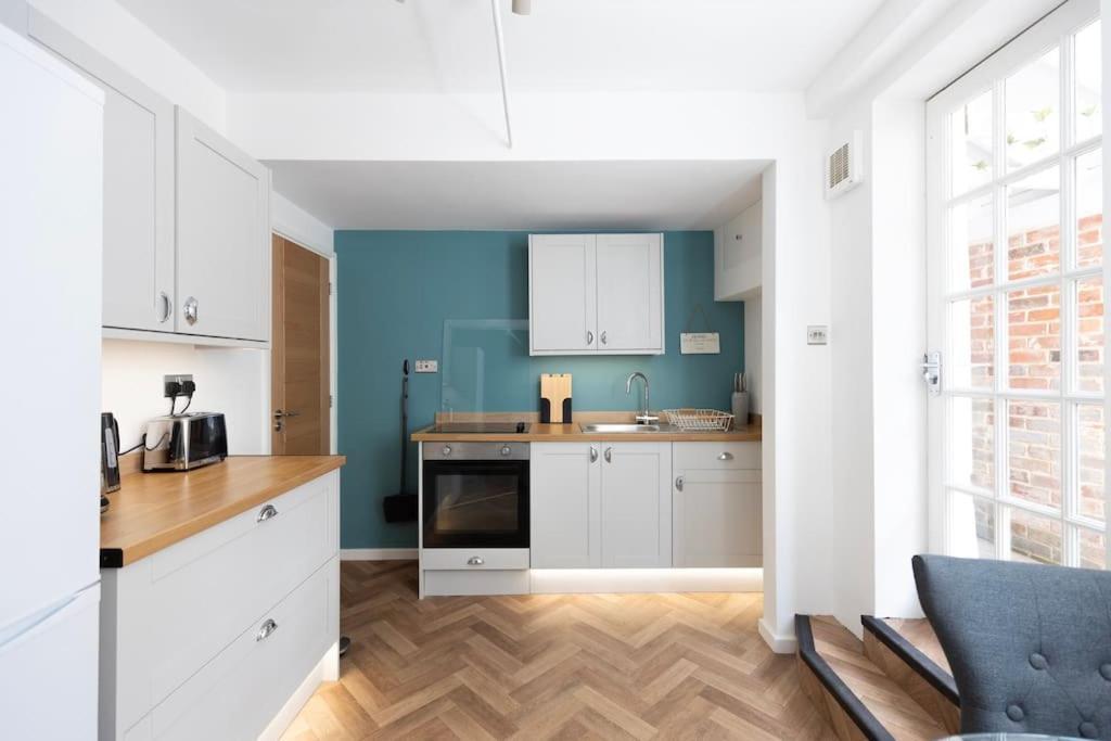 Central Medieval Grid Unique Home With Gated Parking Bury St. Edmunds エクステリア 写真