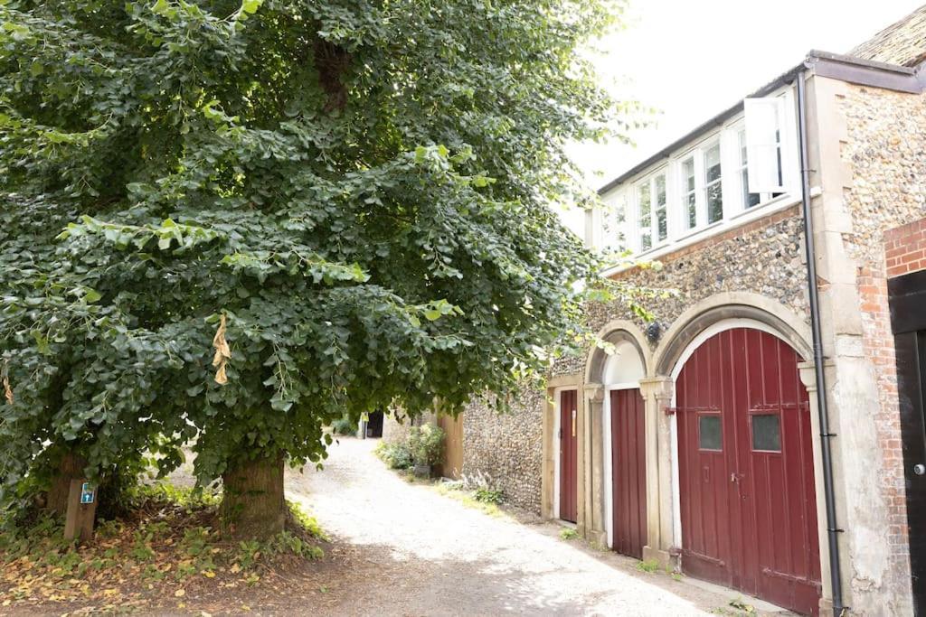 Central Medieval Grid Unique Home With Gated Parking Bury St. Edmunds エクステリア 写真