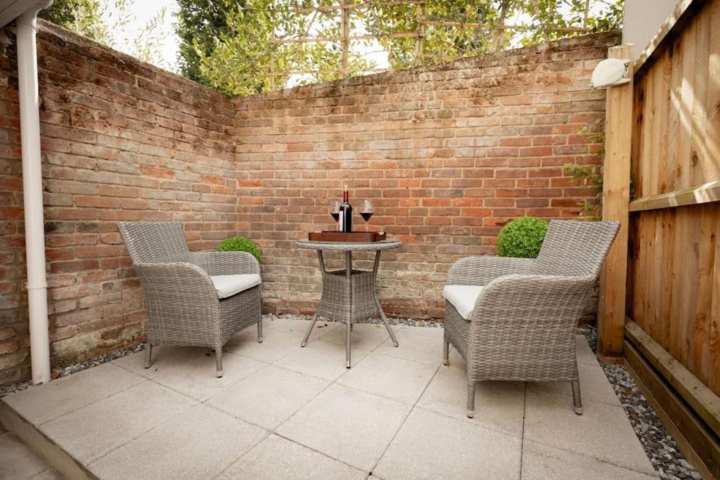 Central Medieval Grid Unique Home With Gated Parking Bury St. Edmunds エクステリア 写真